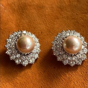Pearl can earrings